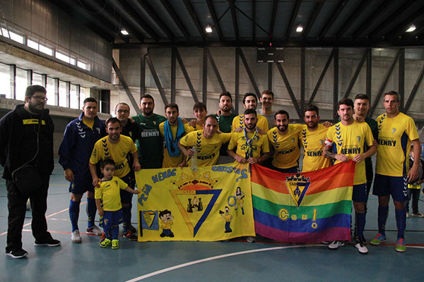 El Cádiz CF Virgili apoyó la campaña 'Roja directa a la homofobia' / Trekant Media