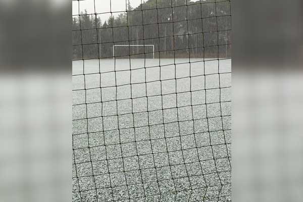 Césped de uno de los campos de la Ciudad Deportiva Bahía de Cádiz, tras la granizada / Twitter Andrés Blanco