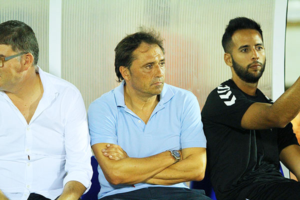 Alfredo Santaelena, en el banquillo del Cádiz CF en el 20º Trofeo de la Sal / Trekant Media