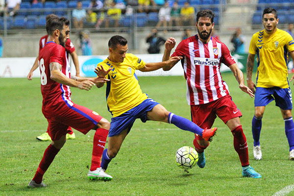 Álvaro García pugna un balón ante jugadores del Atlético de Madrid / Trekant Media