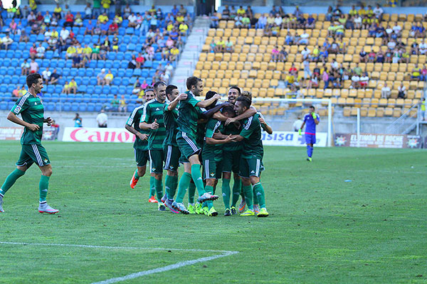 El Real Betis celebra el 2-1 ante el Granada CF en el Trofeo Ramón de Carranza / Trekant Media