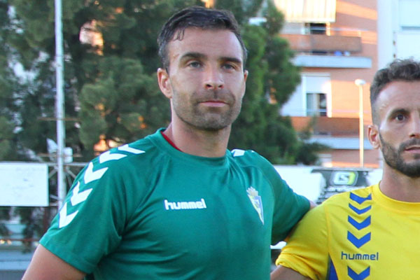 Alberto Cifuentes con la camiseta del Cádiz CF / Trekant Media