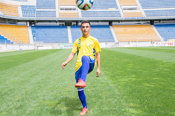 Álvaro García, en su presentación con el Cádiz CF / Trekant Media