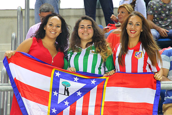 Aficionadas del Atlético de Madrid y Real Betis en el 61º Trofeo Ramón de Carranza / Trekant Media