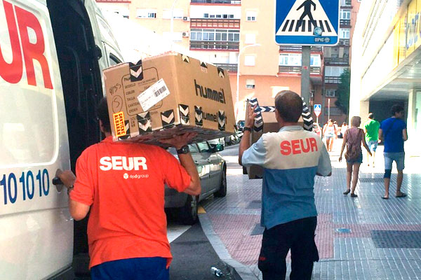 Cajas de equipaciones Hummel llegando al estadio Ramón de Carranza / Mamen Campo