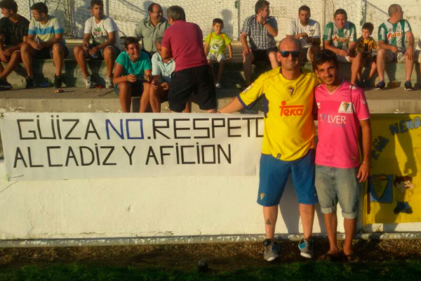 David Jesús Morán, a la izquierda, con la pancarta contra Güiza / Facebook