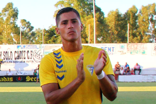 Hugo Rodríguez, en un amistoso con el Cádiz CF esta pretemporada / Trekant Media