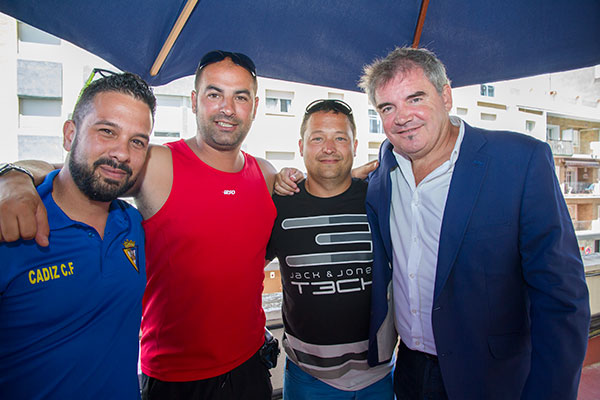 Igor Pérez, de rojo, junto a varios amigos y miembros de 'Los Pixa' y Manuel Vizcaíno / Trekant Media