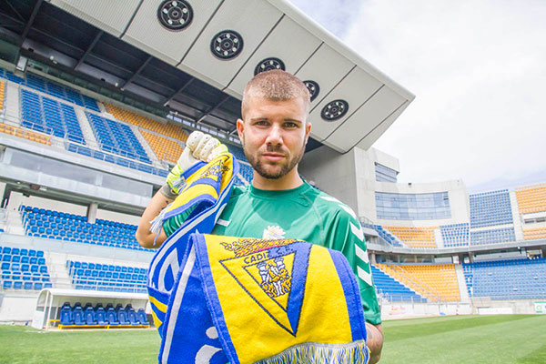 Pol Ballesté en su presentación con el Cádiz CF / Trekant Media