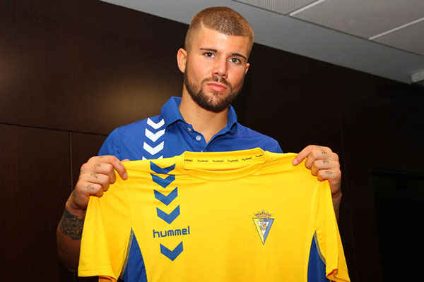 Pol Ballesté posa con la camiseta del Cádiz CF / Trekant Media