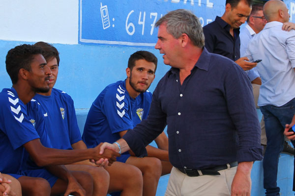 Manuel Vizcaíno saluda al canterano Román en Barbate / Trekant Media