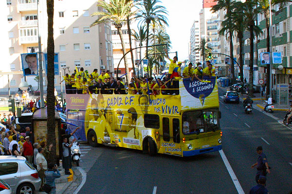 Autobús descapotable, del año del ascenso en 2009 / Trekant Media