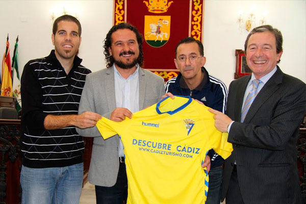 Miguel Cuesta entregando la camiseta del Cádiz CF en el Ayuntamiento de Medina Sidonia