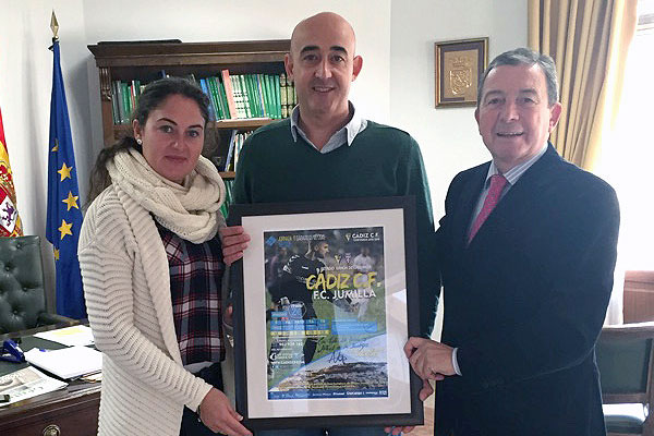 Miguel Cuesta entregó el cartel oficial del Cádiz CF - FC Jumilla en el Ayuntamiento de Setenil de las Bodegas / cadizcf.com