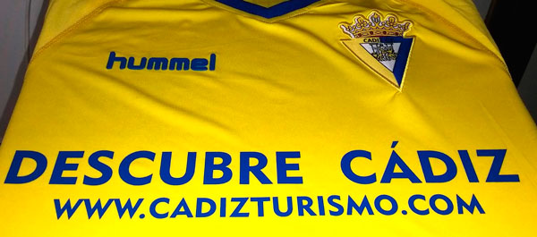 Publicidad 'Descubre Cádiz' en las camisetas del Cádiz CF / cadizcf.com