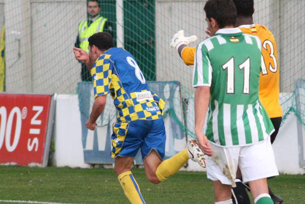 Enrique Ortiz celebrando su gol al Betis B en la temporada 2010/2011. / Trekant Media