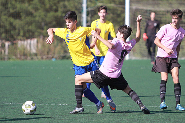 Balón de Cádiz CF Cadete A, en un partido en El Rosal / Trekant Media