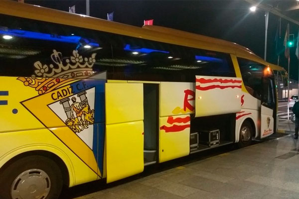 Autobús del Cádiz CF en Vigo / Foto: Cádiz CF