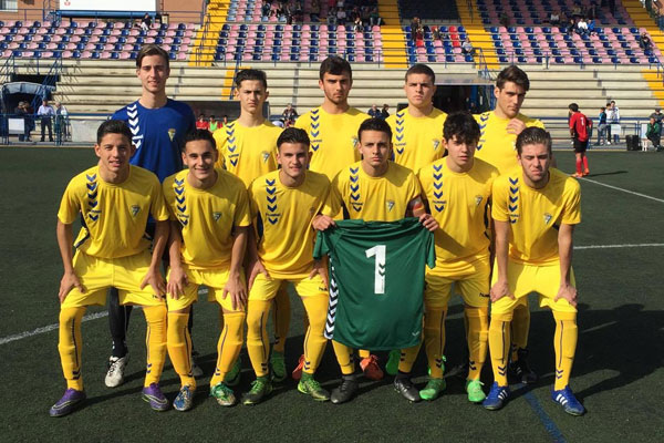 El Balón de Cádiz CF Juvenil apoya al portero Diego, lesionado de gravedad / Carlos Bohórquez