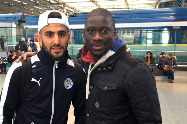 Cherno Samba con Riyad Mahred, del Leicester / Twitter @samgerfc