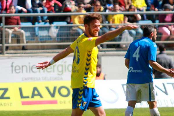 Lolo Plá tras uno de sus dos goles ante el Melilla / Trekant Media