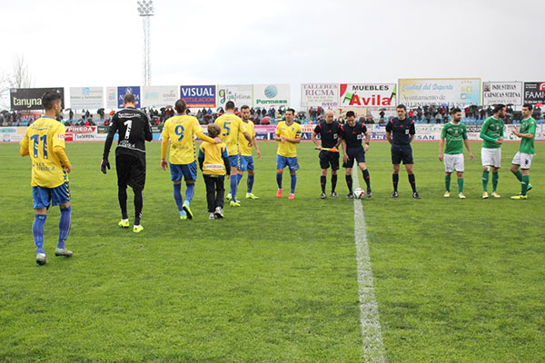 Cádiz CF y CF Villanovense saltando al césped del Romero Cuerda / José Luis Díaz - portalcadista.com