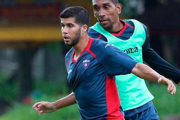 Carlos Martínez, en su etapa en el CD Luis Ángel Firpo de El Salvador