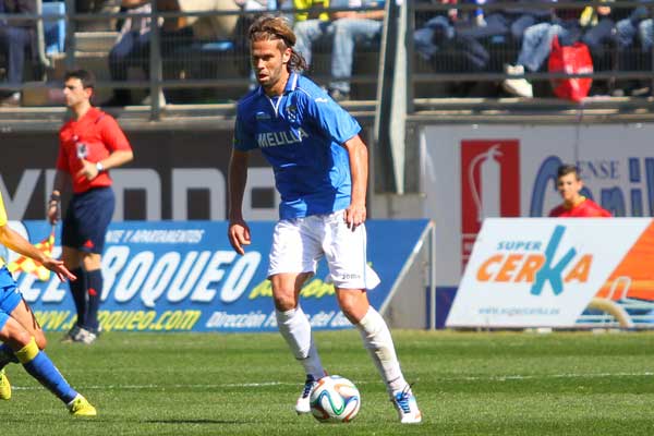 David Sánchez jugando en Carranza defendiendo los colores del Melilla. / Trekant Media