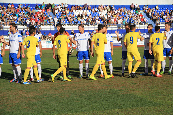 Marbella FC y Cádiz CF se saludan antes del partido / Trekant Media