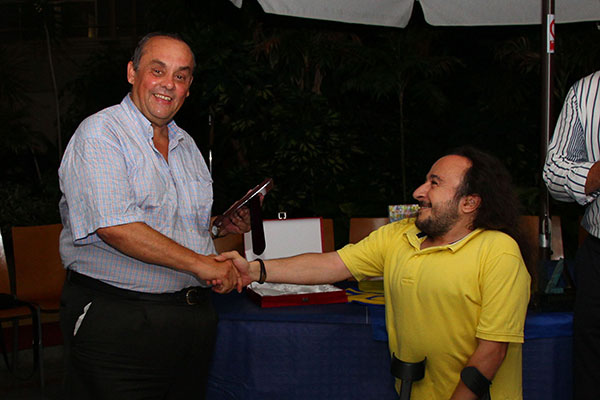 Theo Vargas, con la placa de reconocimiento por su trayectoria / Trekant Media