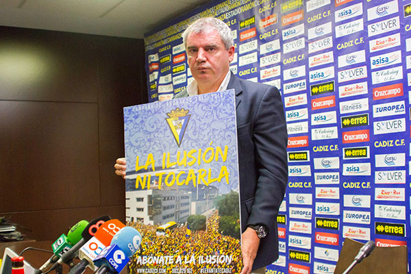 Vizcaíno, con el cartel de la campaña de abonados del Cádiz CF 2015-2016 / Trekant Media