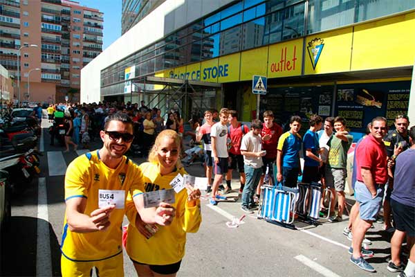 Aficionados con sus entradas y ticket de bus / Trekant Media