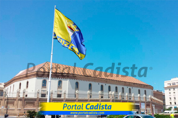 Montaje de bandera del Cádiz CF en la Plaza de Sevilla de Cádiz / Trekant Media