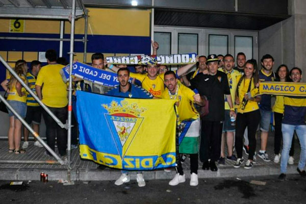 Cadistas en las taquillas de Carranza / Foto: Cádiz Directo