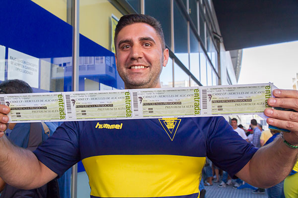 Crisanto, el primer aficionado en sacar su entrada para el Cádiz CF - Hércules CF / Trekant Media