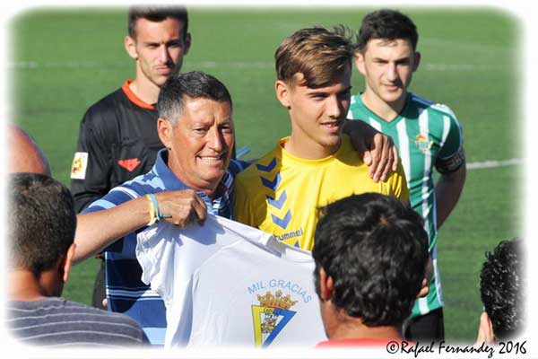 El Cádiz CF Juvenil con Sebastián Herrera / Rafael Fernández - lacanteracadiz.com