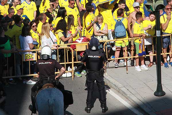 Agentes de la Policía Nacional en la llegada del autobús del Cádiz CF ayer al estadio Ramón de Carranza / Trekant Media