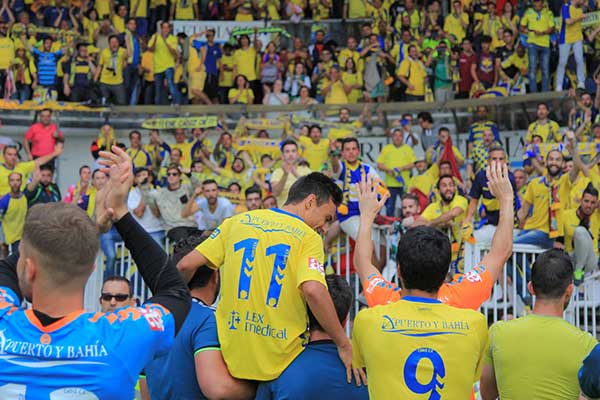 Álvaro García, durante las celebraciones con la afición cadista en El Sardinero / Sergio Cocho - portalcadista.com