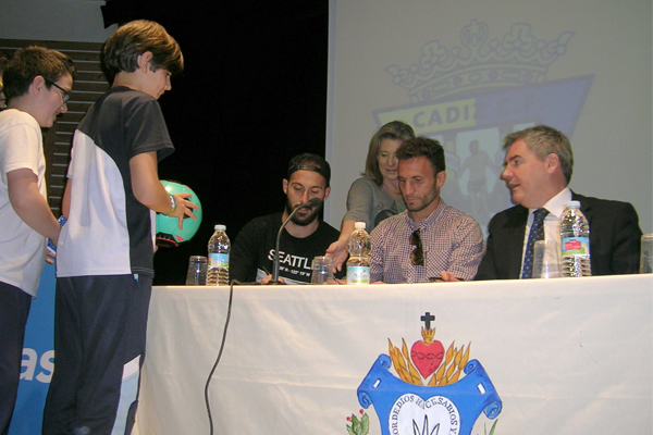 Imagen de la visita al colegio Amor de Dios. / Cádiz CF