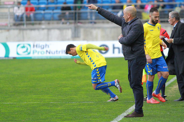 Álvaro García saltando al campo ante La Hoya Lorca. / Trekant Media