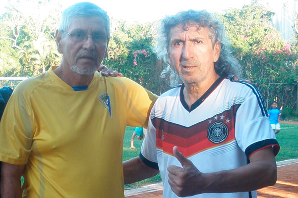 Mágico González, con su hermano Miguel Guillermo