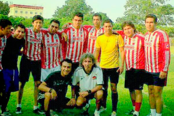 Mágico González se fotografió con el equipo de CLUDESA