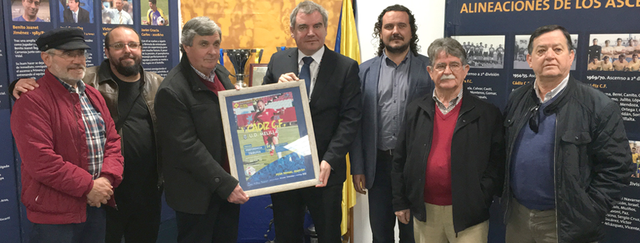 Peña Manuel Irigoyen de Medina Sidonia, con el cartel dedicado por el Cádiz CF / cadizcf.com