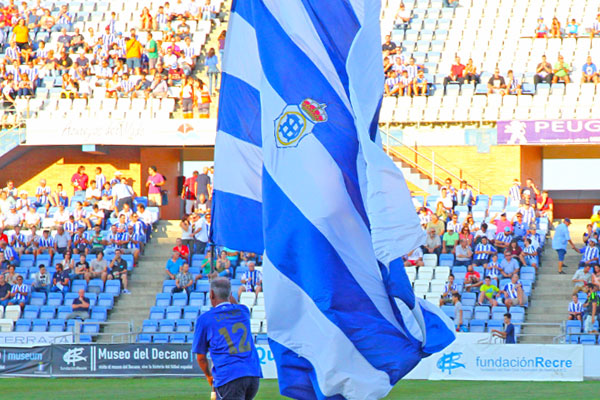 Aficionado con la bandera del RC Recreativo de Huelva / Trekant Media