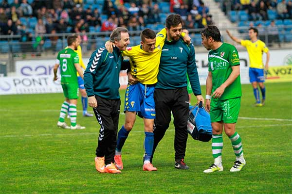 Salvi retirándose lesionado / Trekant Media