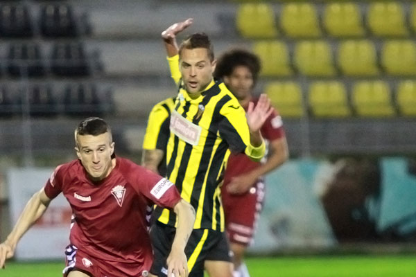 Salvi y Dani Fragoso disputando un balón durante el SR de Lepe - Cádiz. / Trekant Media