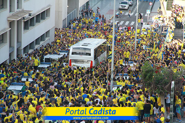 Autobús del Cádiz recibido antes del partido ante el Racing de Ferrol / Trekant Media