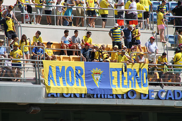 Pancartas en el estadio Ramón de Carranza / Trekant Media