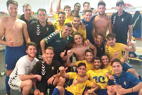 Foto de familia del Balón de Cádiz CF en El Rosal tras ascender a Primera Andaluza