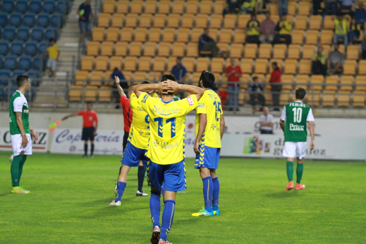 Los jugadores del Cádiz CF se lamentan tras una ocasión clara de gol / Trekant Media